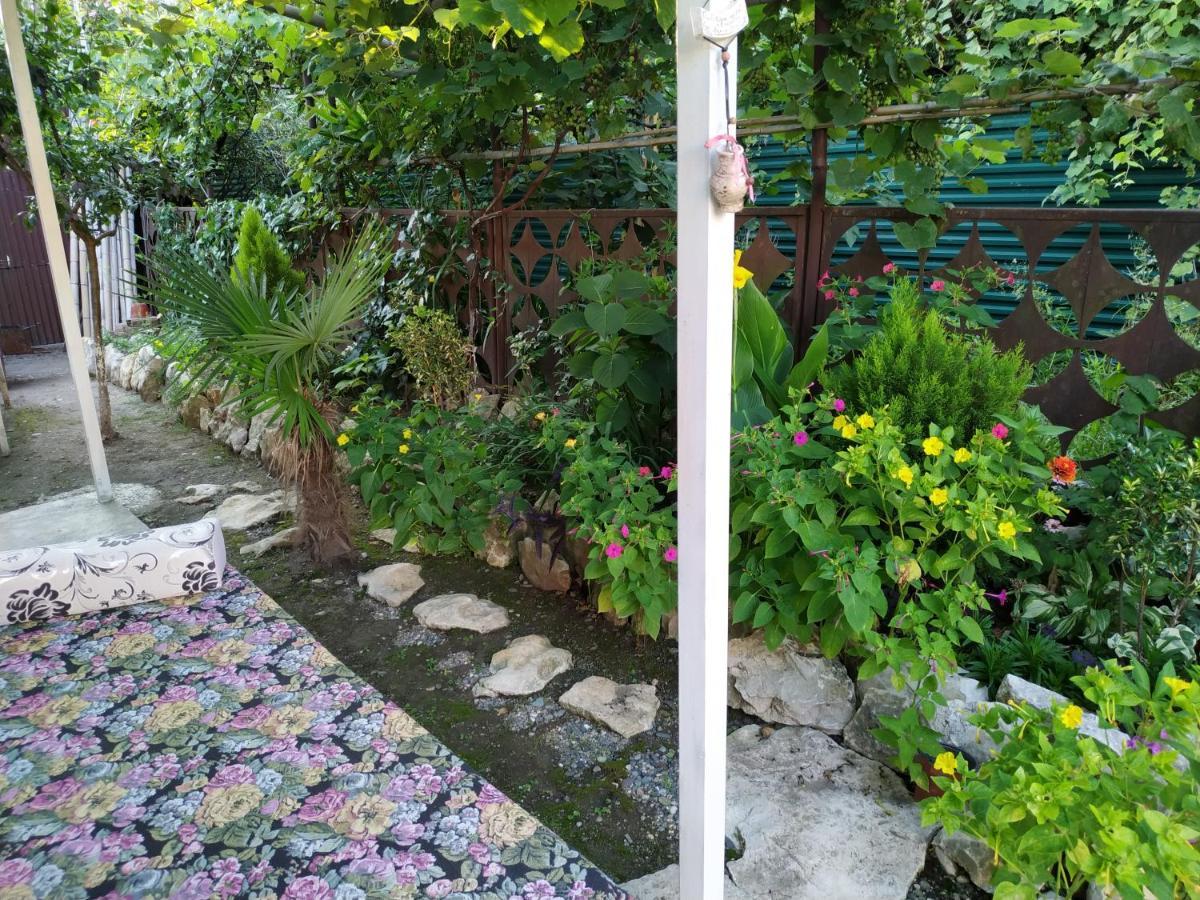 Guest House On Shakirbay 11 Sochumi Exterior foto